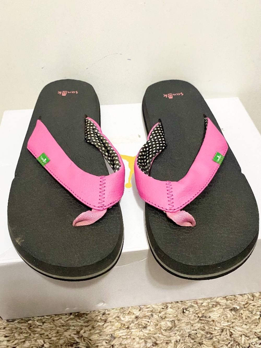 Sanuk Size  8 Women”s Pink Slippers